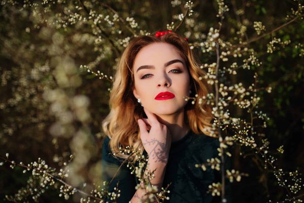 How to Pick a Sophisticated Color Block Dress for a Powerful Impression at Work?